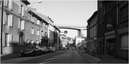 Aux alentours du 63 Rue de Verdun, avec le Viaduc autoroutier (A30 construit en 1976/77) de Hayange...